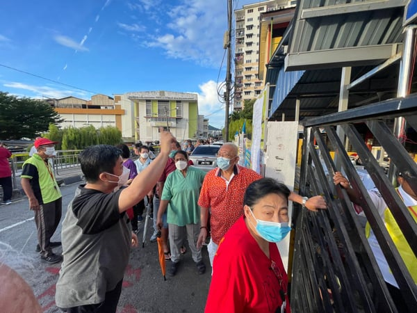 Argument breaks out at penang polling station after uncle allegedly jumps queue