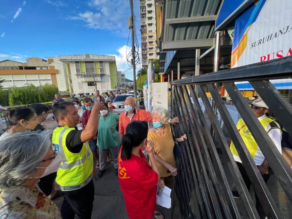 Argument breaks out at penang polling station after uncle allegedly jumps queue