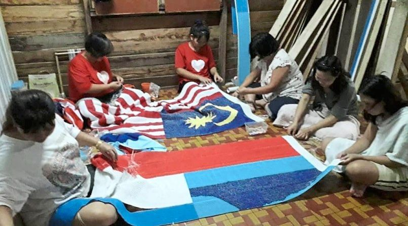 Sabah women use 100,000 beads to make jalur gemilang & sabah flag but have no funds to make it into m'sia book of records | weirdkaya