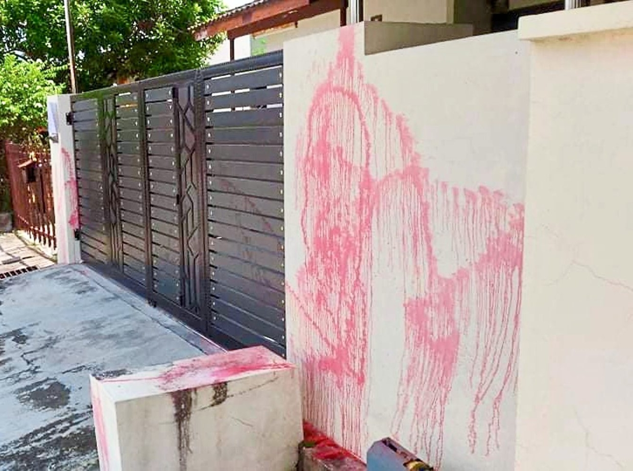 Ah long splashes paint at wrong house in johor, apologises & promises to compensate for damages