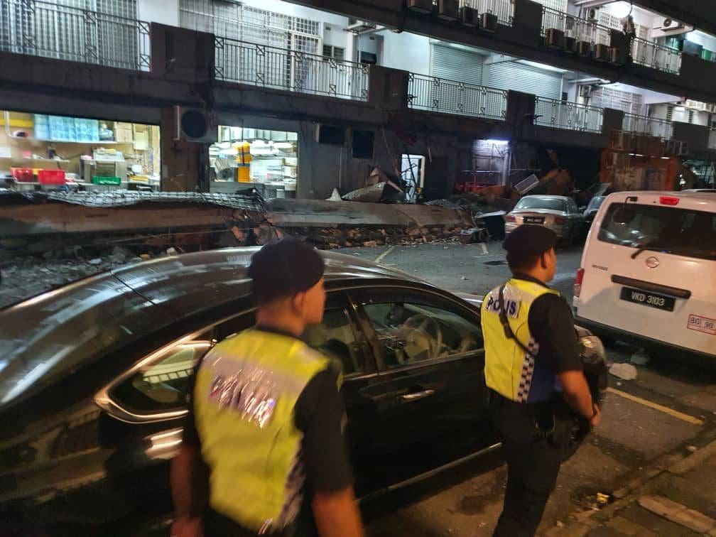 Roof Beam Of Commercial Building Collapses In Kuchai Lama, 10 Cars Badly Damaged & 3 Injured