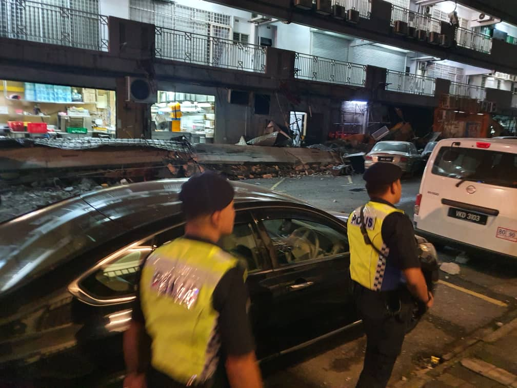 Roof beam of commercial building collapses in kuchai lama, 10 cars badly damaged & 3 injured