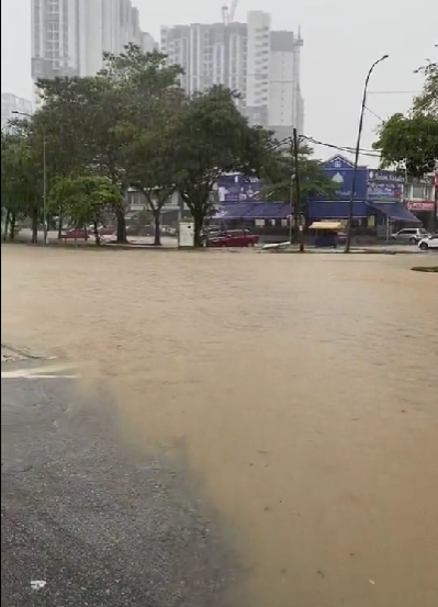 Flash floods occur in shah alam following heavy rain & pump malfunction | weirdkaya