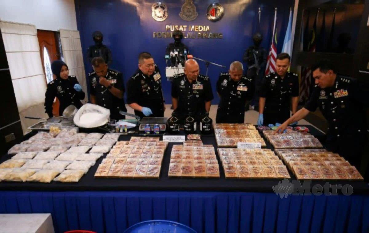 M'sian Police inspecting confiscated drugs