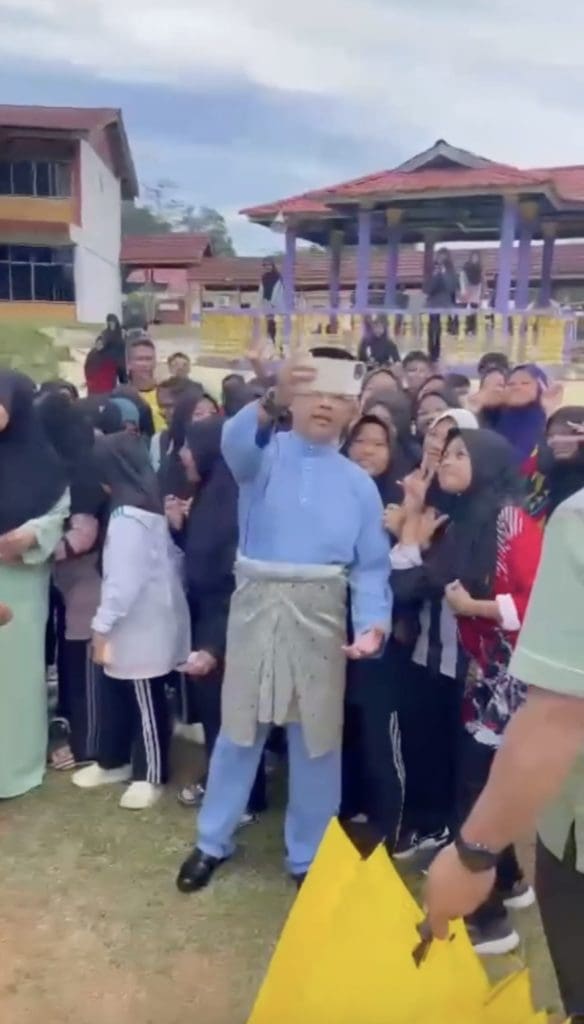 Agong taking selfies with Pahang students