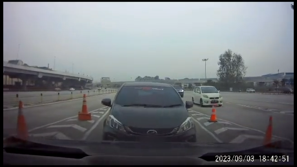 Stingy myvi driver tailgates car in front of it just to skip paying 60 sen toll | weirdkaya