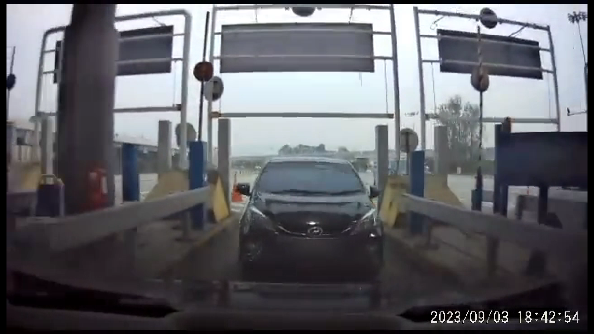 Stingy myvi driver tailgates car in front of it just to skip paying 60 sen toll | weirdkaya