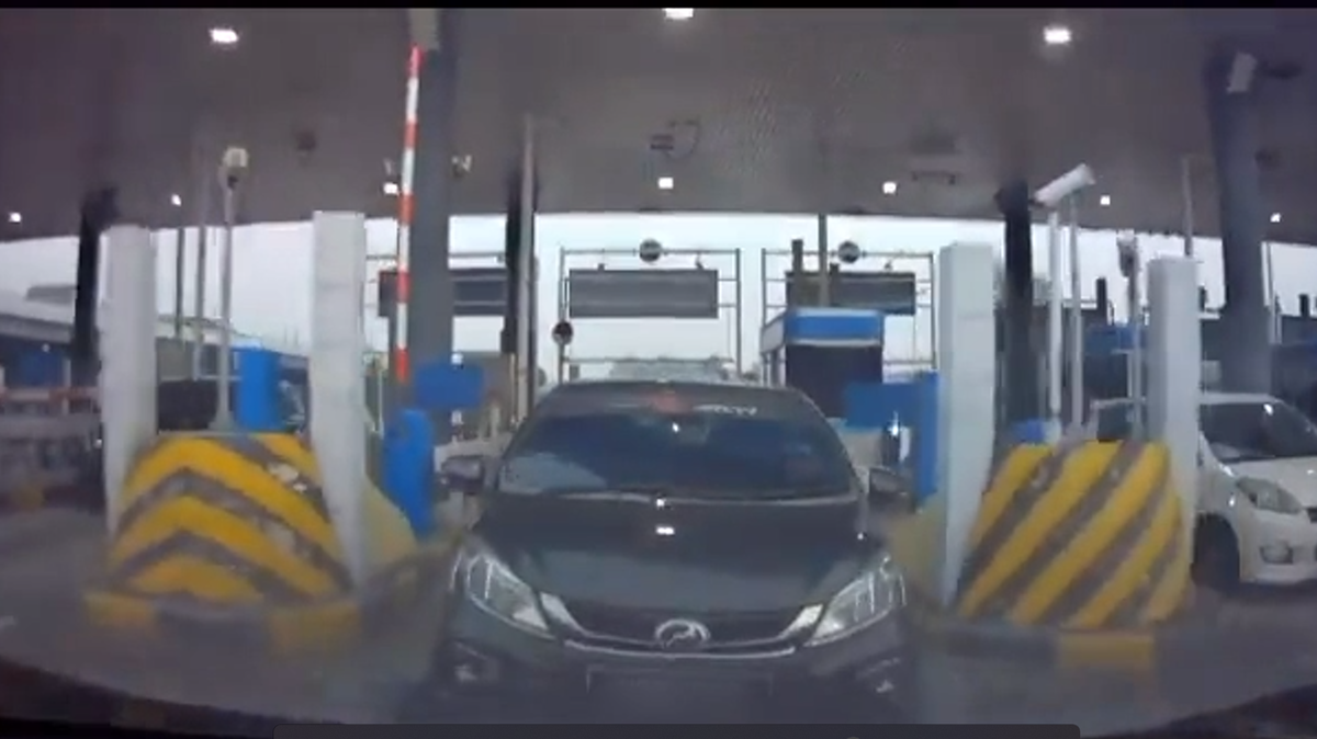 Stingy myvi driver tailgates car in front of it just to skip paying 60 sen toll | weirdkaya