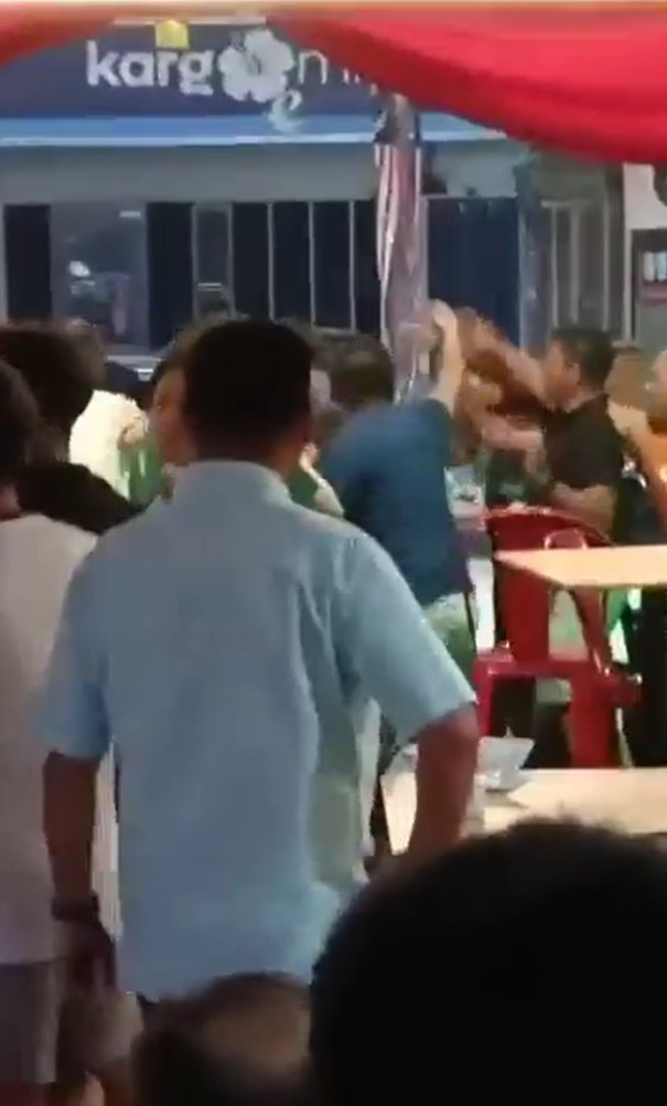 Brawl breaks out at restaurant in banting after group of men allegedly harassed another man's girlfriend 1