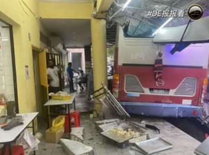 Bus rams into dimsum restaurant at gohtong jaya following chain collision | weirdkaya