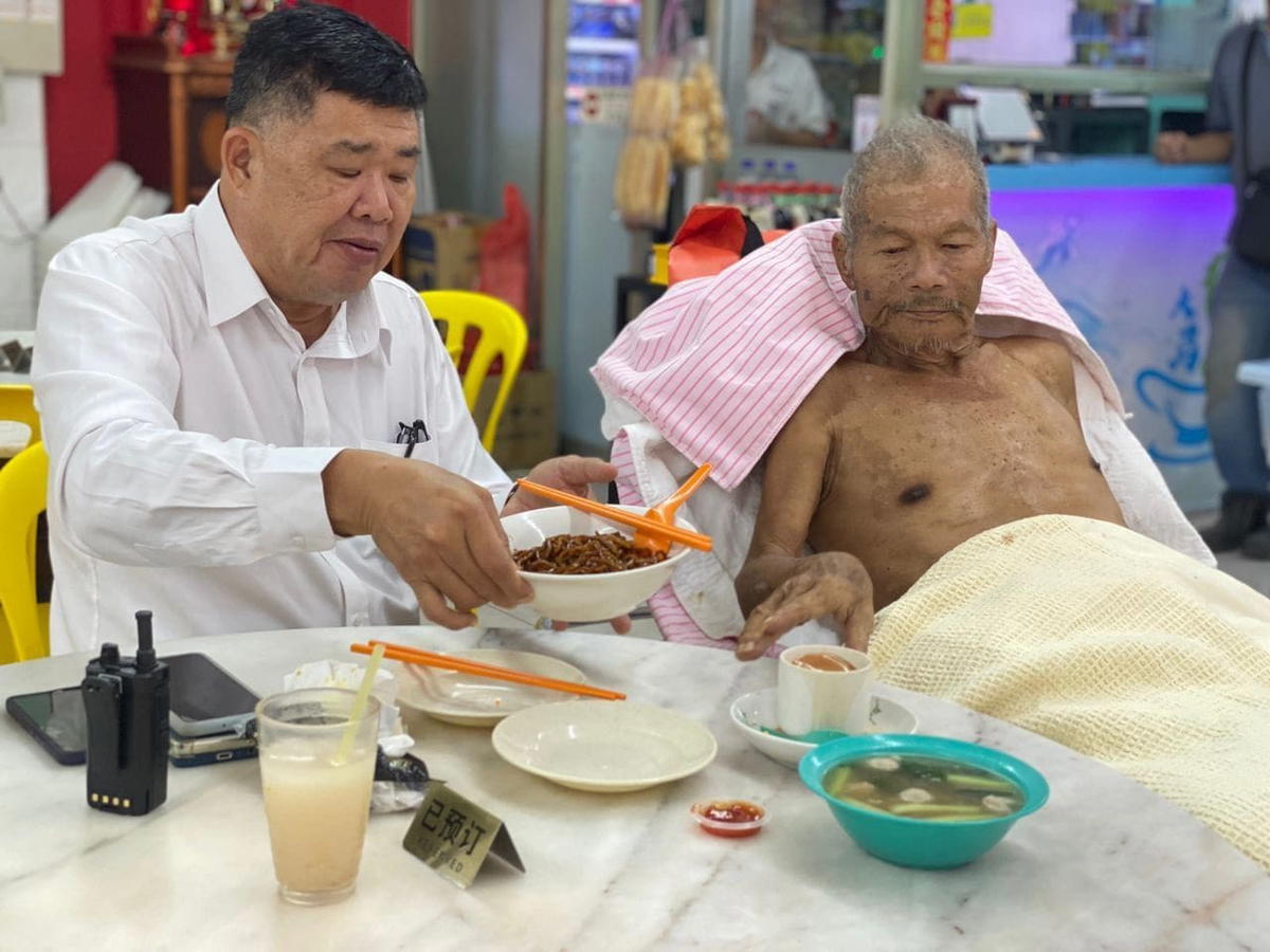 Uncle Kentang feeds old man noodles