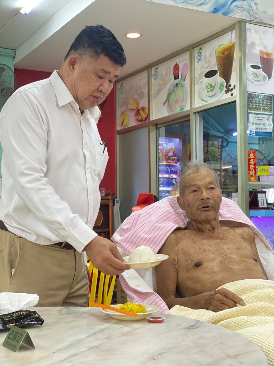 Uncle Kentang feeding old man pau