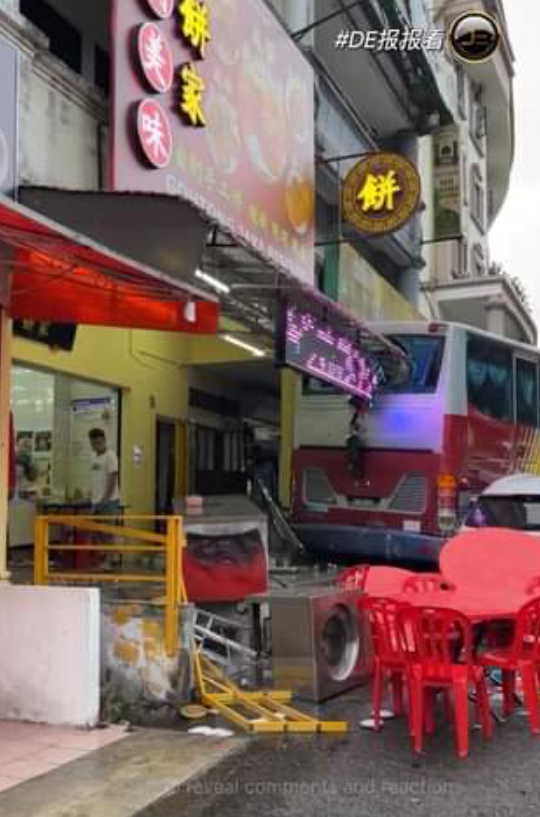 Bus rams into dimsum restaurant at gohtong jaya following chain collision | weirdkaya
