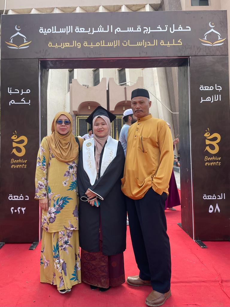M'sian woman who was despised for working as a cleaner graduates from top egyptian uni