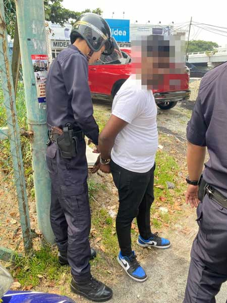 19yo m'sian goes around scaring people with a gun, turns out it was bought from toy store