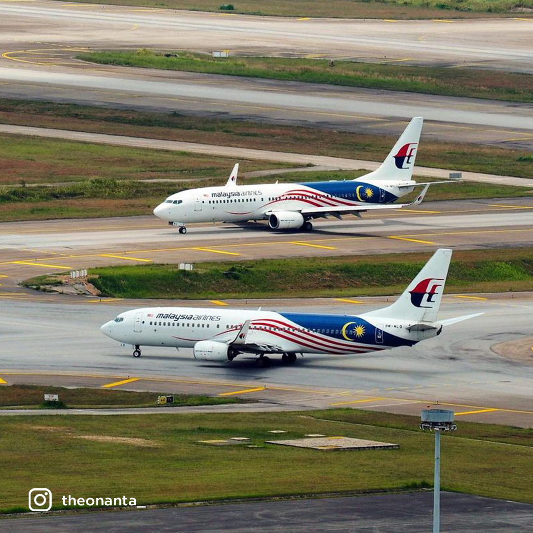 Airplanes at the airport