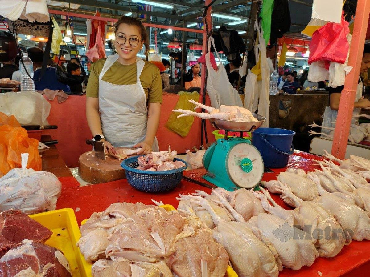 'i'm proud of my work'- 25yo m'sian woman quits office job to work as a butcher at chow kit wet market | weirdkaya