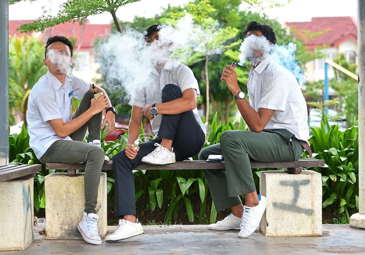 Malaysian students vaping