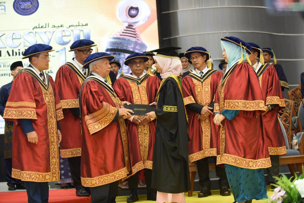 M'sian graduate receives news of her father's passing just 15 mins before getting her diploma | weirdkaya