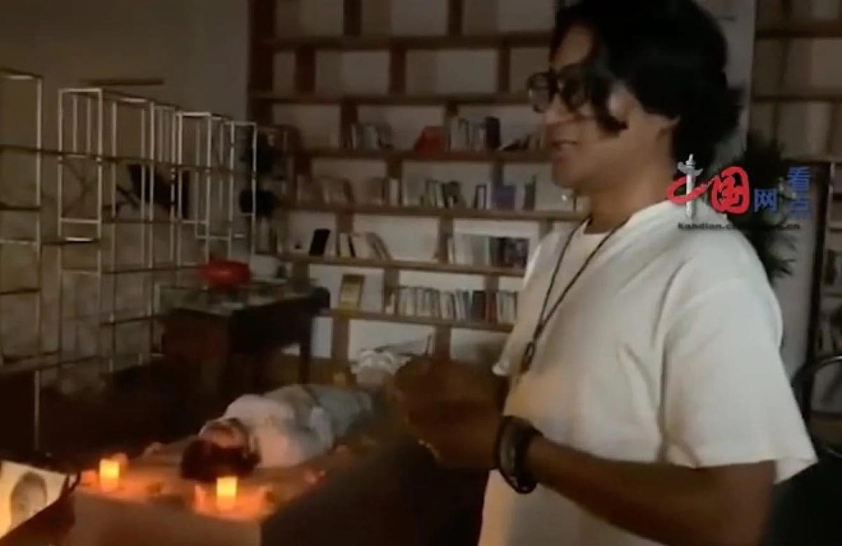 China woman holds 'funeral' at florist