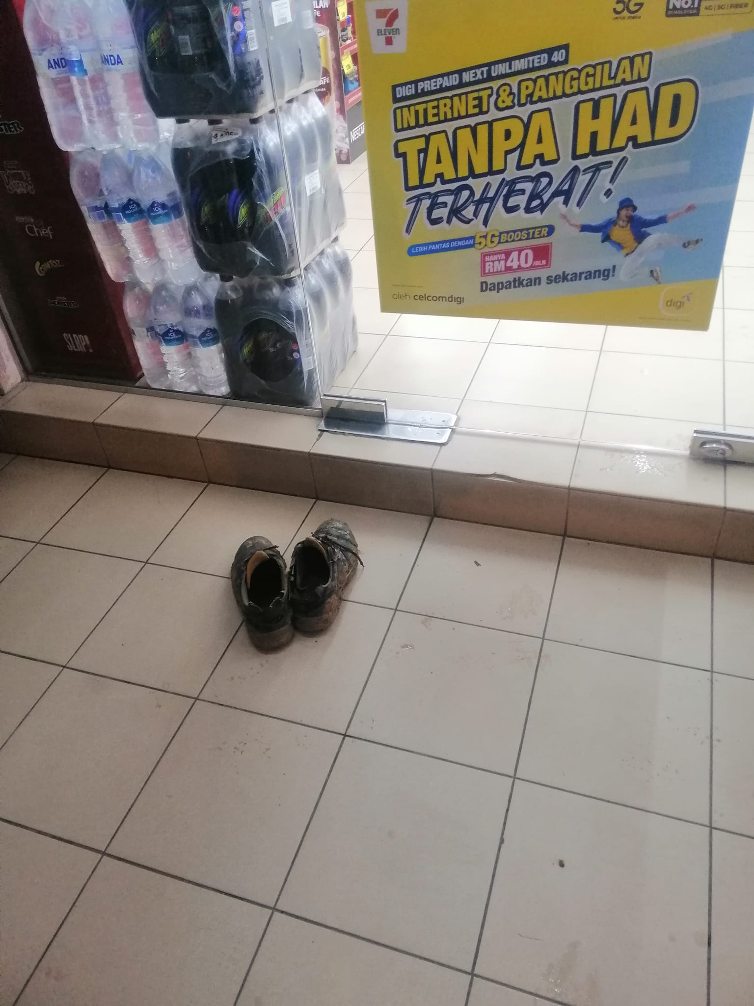 M'sian impressed by foreign worker's thoughtful act of leaving muddy shoes outside 7-eleven to keep the floor clean | weirdkaya
