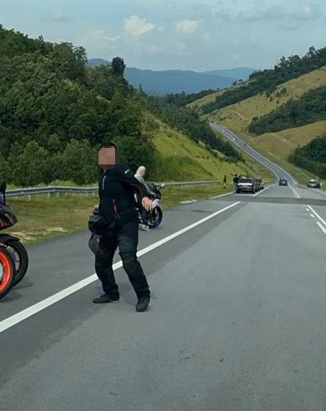 [video] biker reacts aggressively towards driver who honked him on temiang-pantai road | weirdkaya