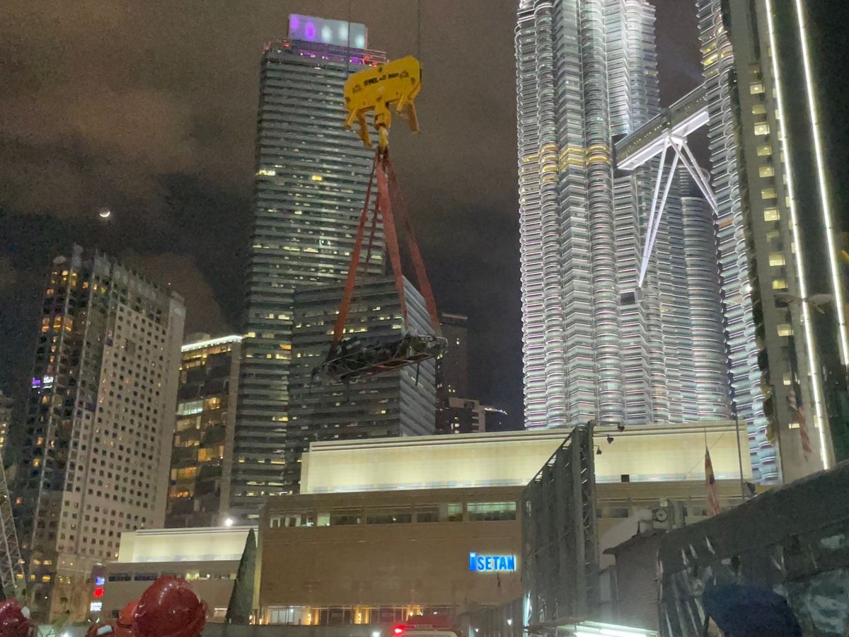 27yo crane operator's body being lowered down near klcc