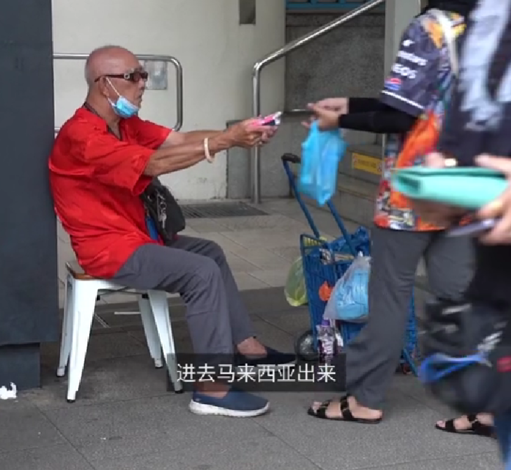 Old man who lost his m'sian citizenship seen selling tissue at s'pore mrt station | weirdkaya