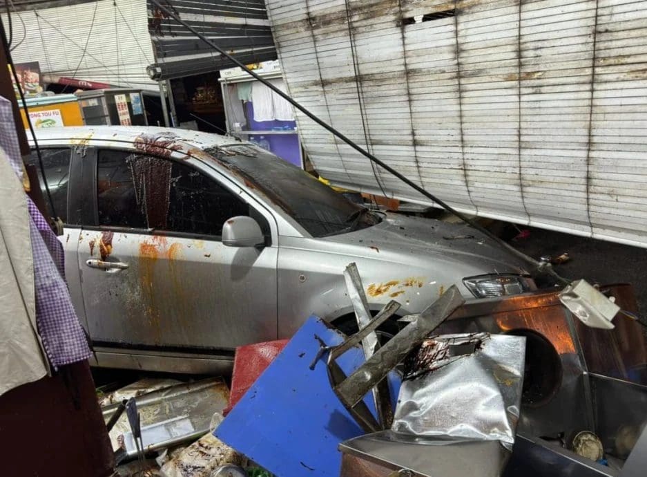 Car crashes into kopitiam at Bukit Tinggi, Klang
