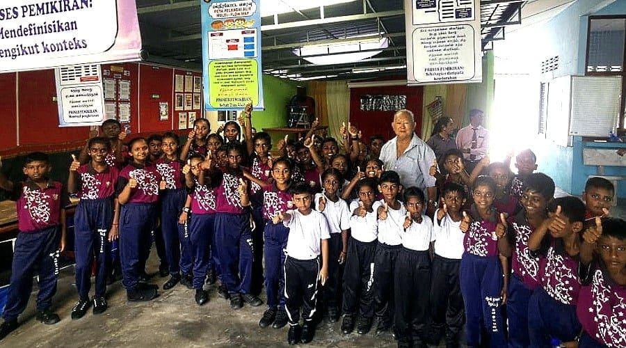 Yek Dong Ping with students of SJKT Ayer Tawar
