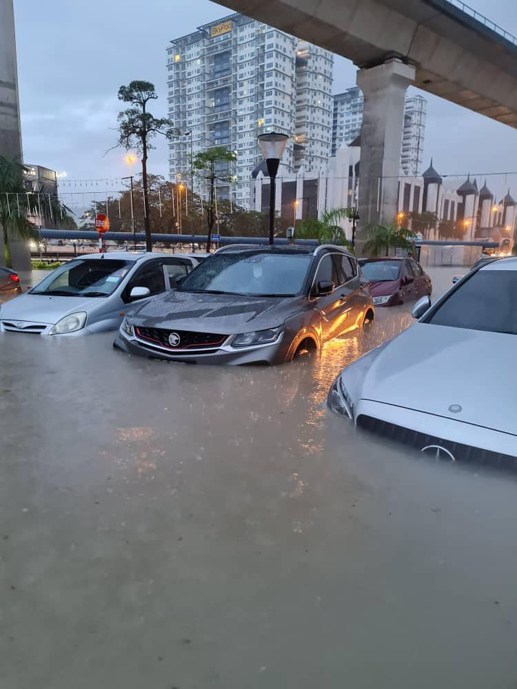 M'sian couple's new car, bought just 1 hour ago, unluckily drowned in puchong flash flood | weirdkaya