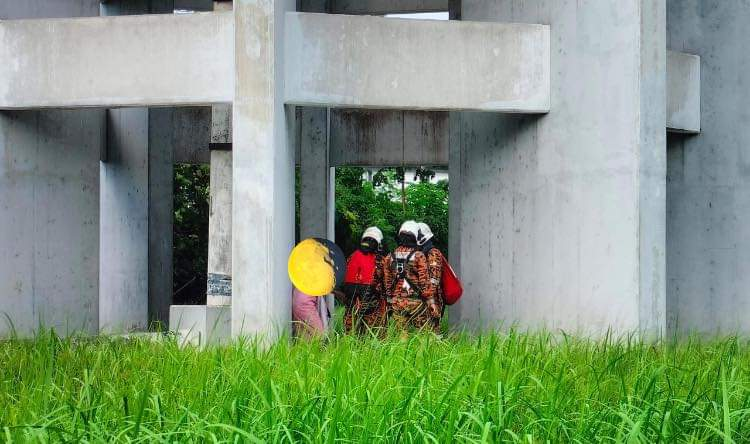 39yo m'sian woman gets saved by firefighters after climbing water tank