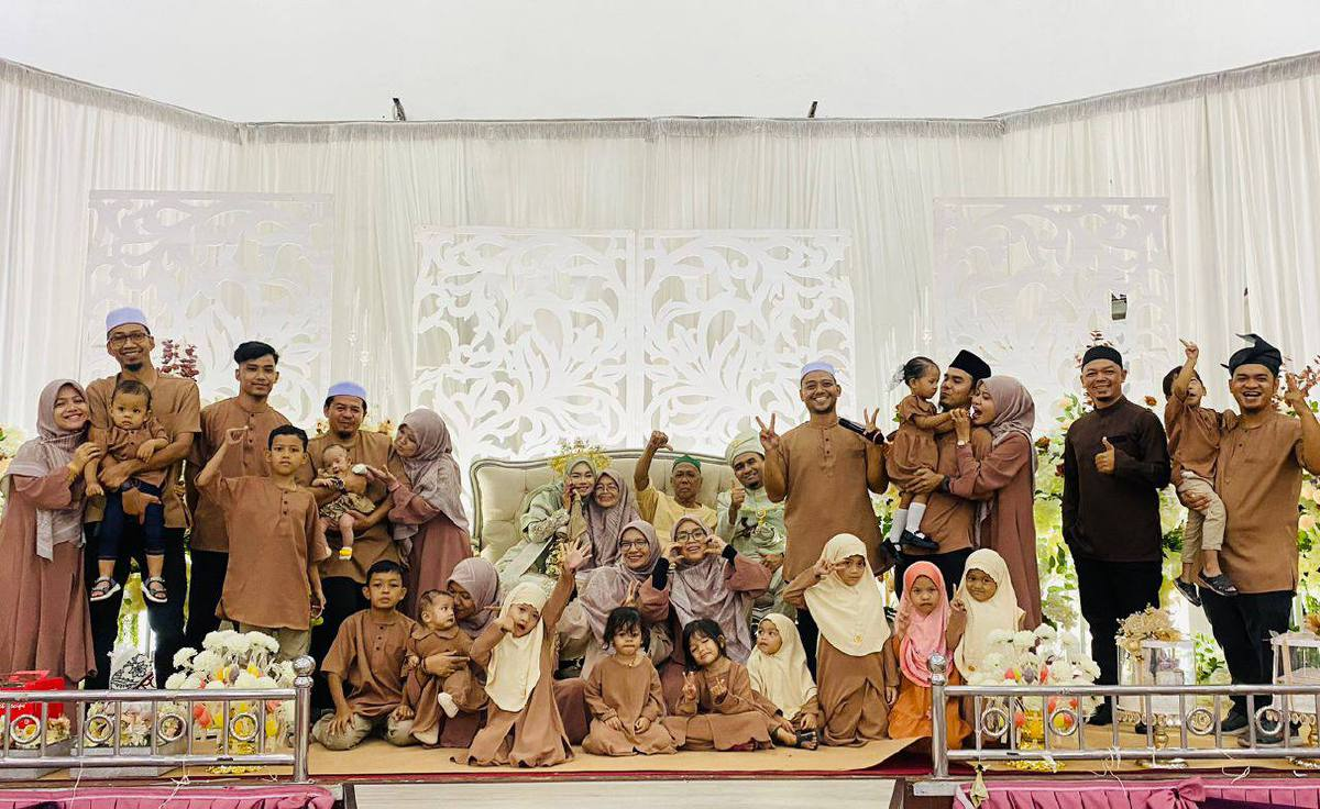 M'sian family posing for a family photo at wedding