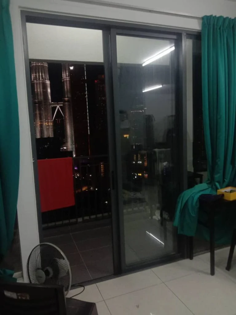Kl condo where an 18yo m'sian student fell while trying to pick up t-shirt at balcony