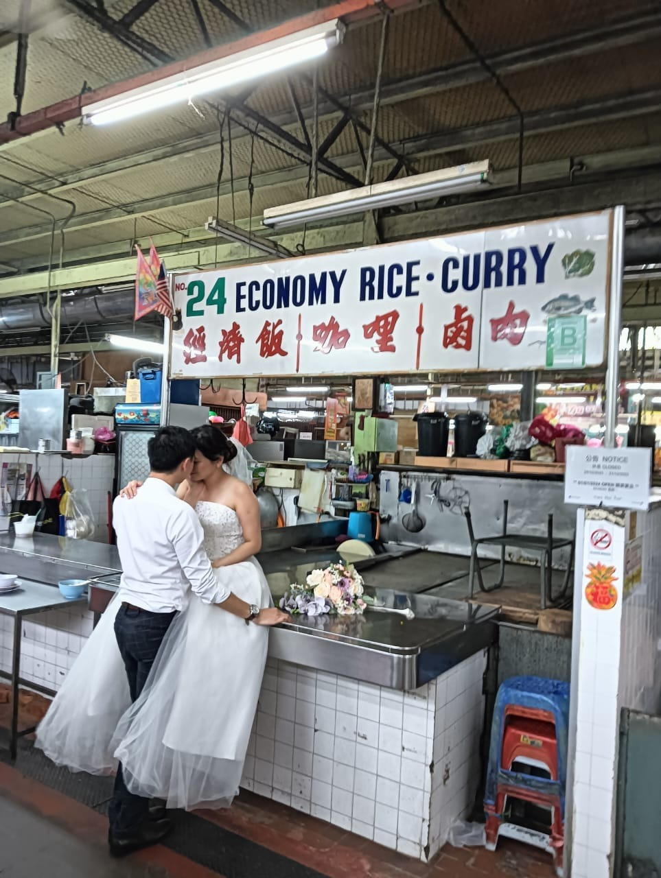 Penang couple has wedding photoshoot at market food court, netizens joke they must have 1st met there | weirdkaya