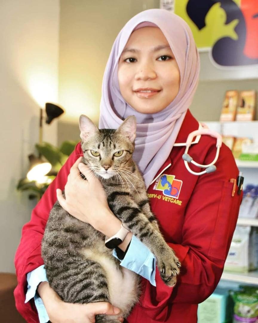 Dr Salehatul Khuzaimah holding a cat