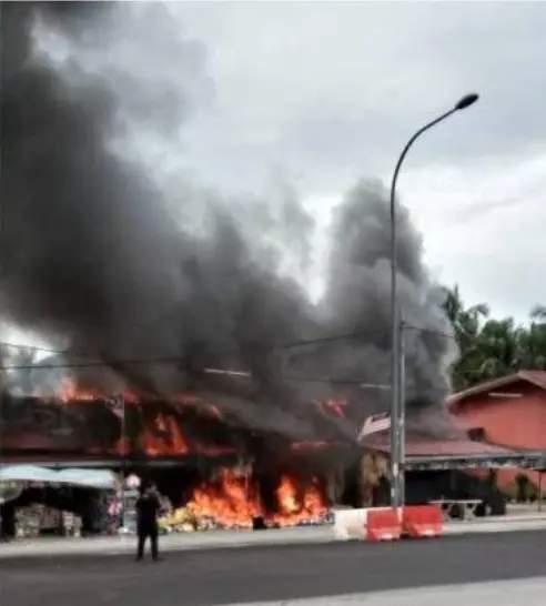 Fire burns down eleven shops in tanah merah