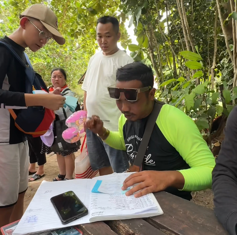 Sabahan tour guide wows netizens with fluent mandarin while interacting with chinese tourists