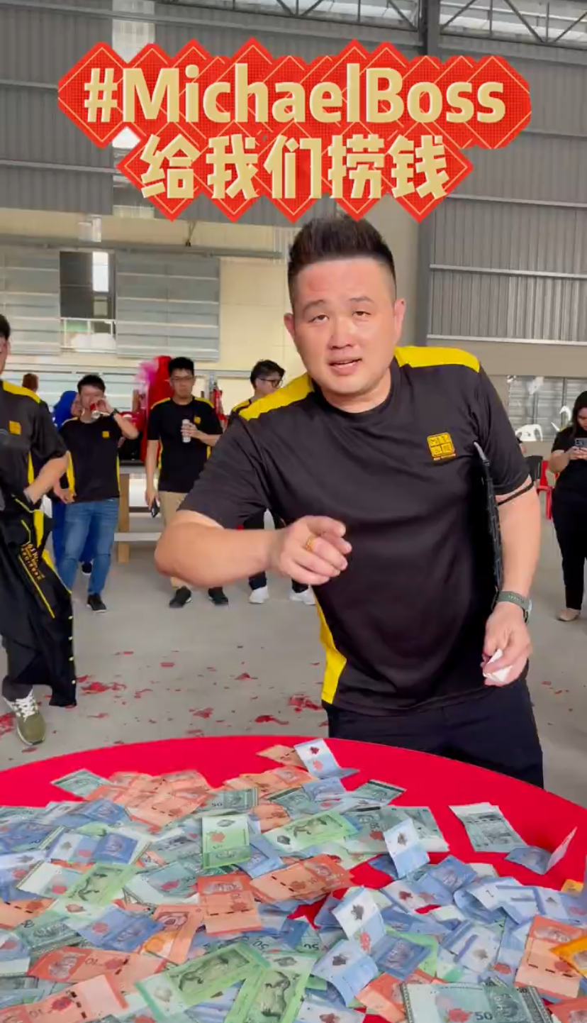 Malaysian boss puts rm6k on a large dining table for cny