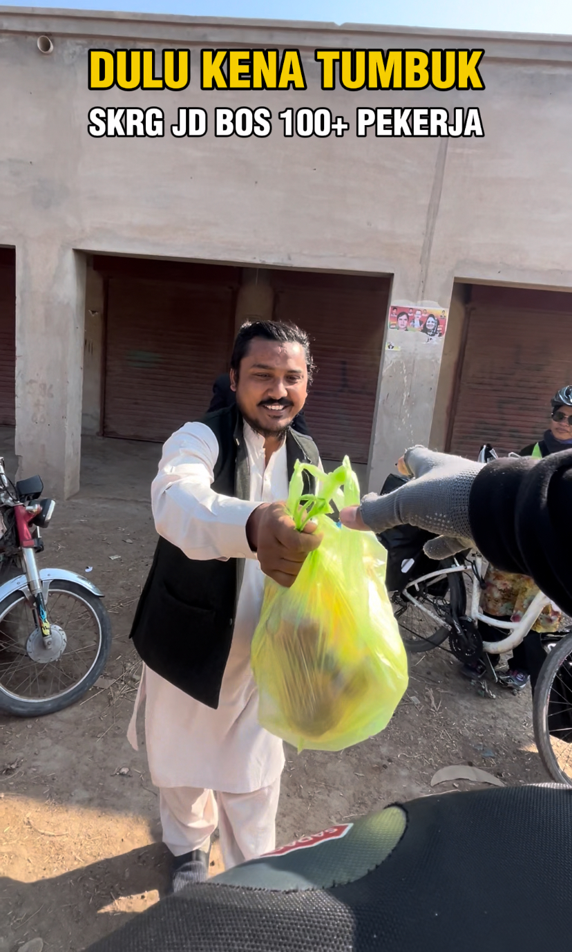Pakistani man handing in foods