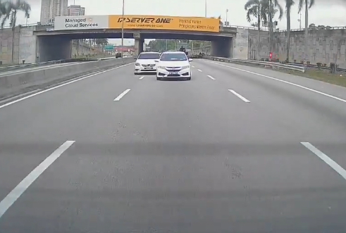 Toyota camry crashes into honda city near awan biru r&r