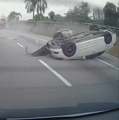 Toyota camry crashes into honda city near awan biru r&r