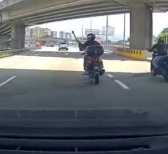 M'sian man angrily throws hammer at car after it allegedly cut into his lane