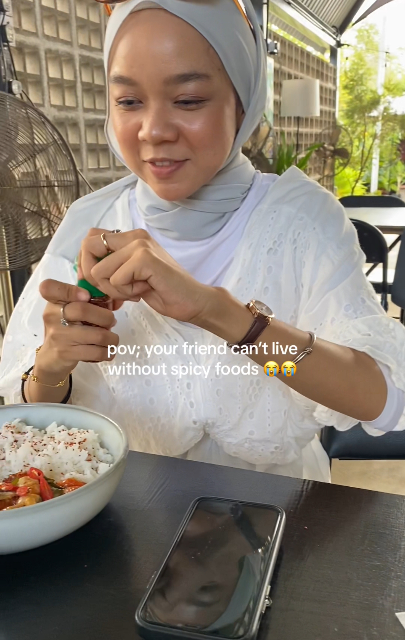 'never spicy enough' - m’sian woman showers food with chili flakes she brings around 24/7