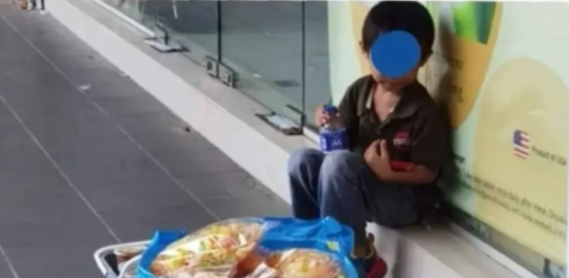 5yo m'sian boy left alone selling snacks on the street while parents dine in restaurant