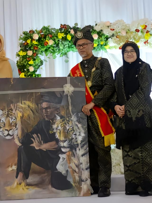 Qilah with mr zulkifry, wife and a painting