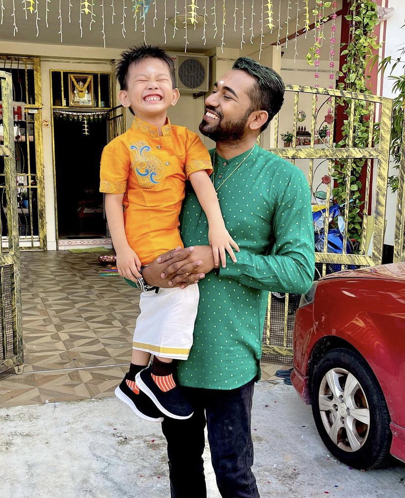 Kai kai, chinese boy who is fluent in speaking tamil with his neighbour