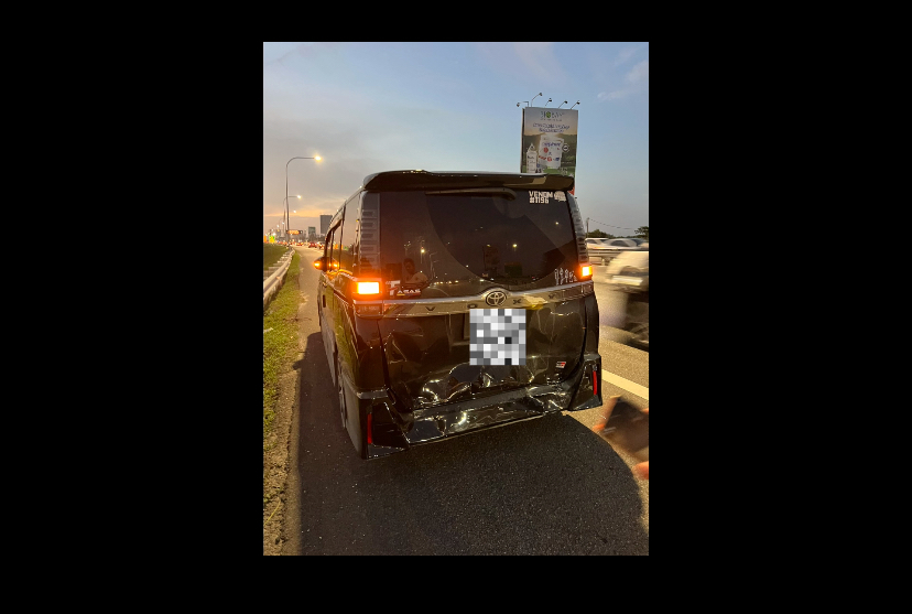 Toyota voxy with damaged rear view