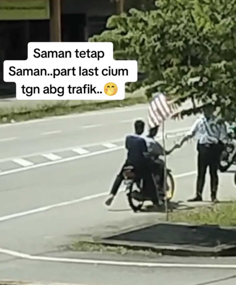M'sian teen kisses traffic police's hand despite getting fined amuses netizens say he has good manners