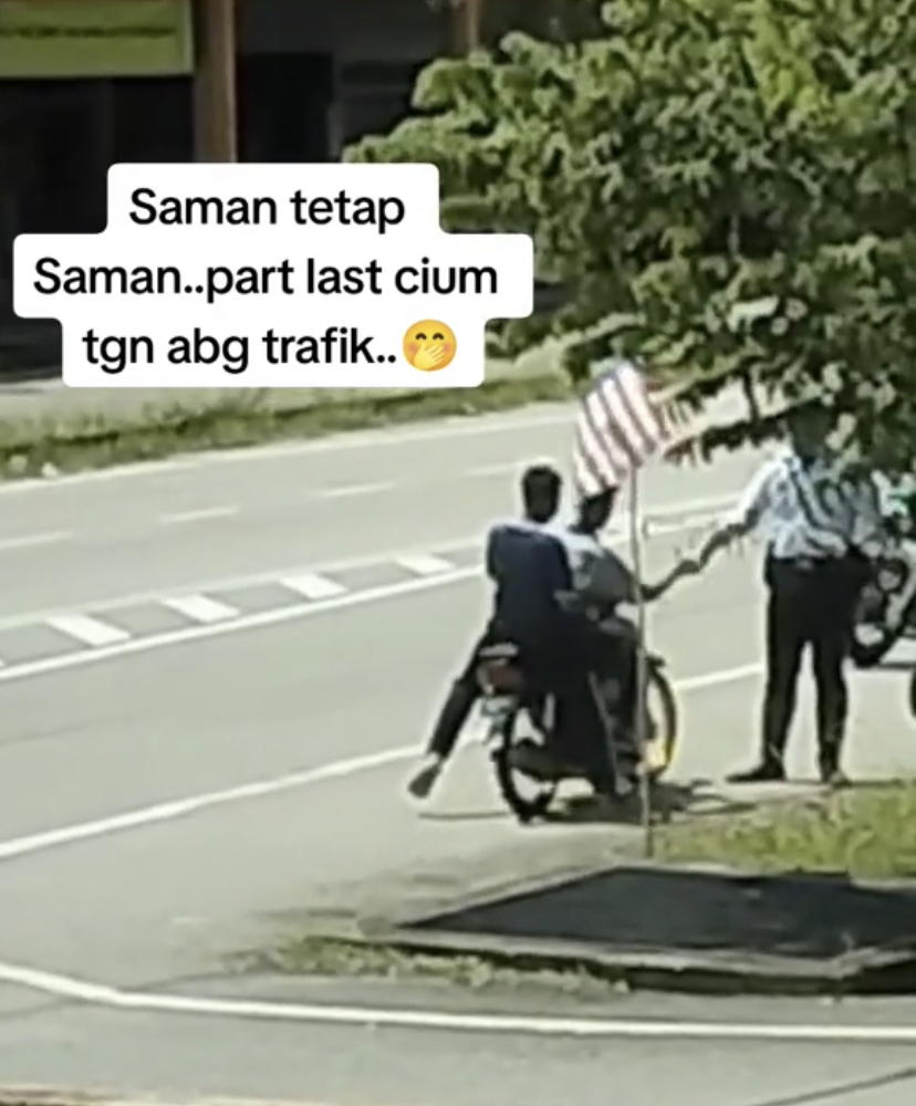 M'sian teen kisses traffic police's hand despite getting fined